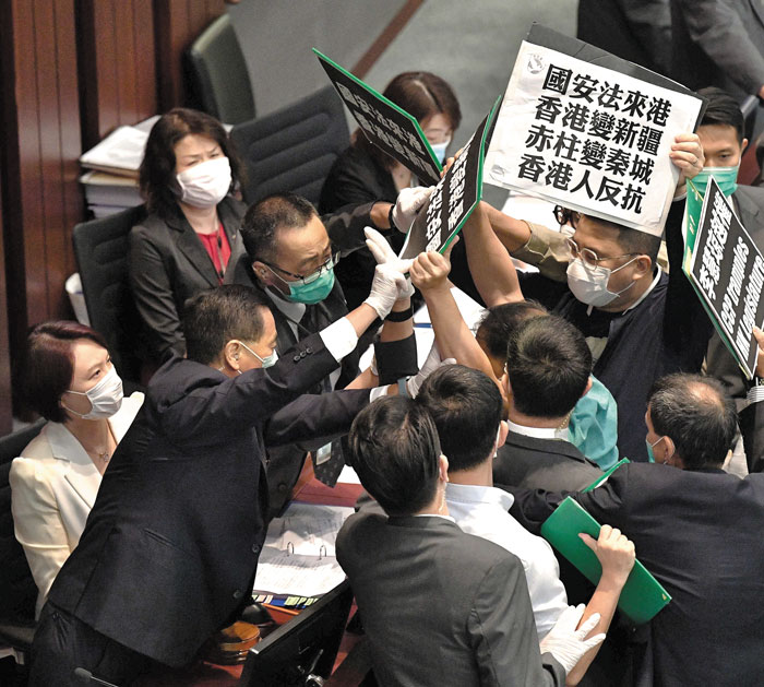 홍콩 反中派 의원들 보안법에 극렬 저항