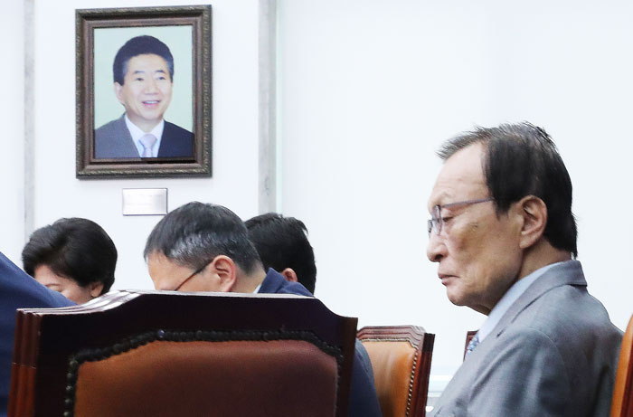 고(故) 노무현 전 대통령 11주기를 하루 앞둔 22일 국회에서 열린 더불어민주당 최고위원 회의에서 이해찬 대표가 생각에 잠겨 있다.