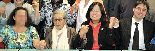 파리 수요집회서… 윤미향, 北에 핵개발 정보 넘긴 프랑스인 접촉
