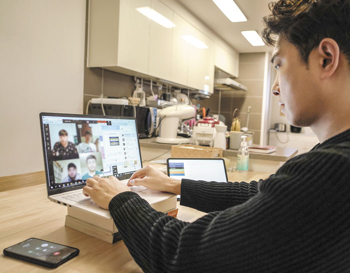 SK텔레콤의 한 직원이 자신의 집에서 컴퓨터로 팀원들과 화상회의를 하며 근무하고 있다.