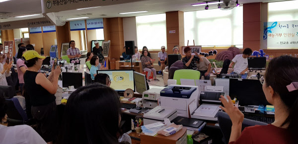 지난 2018년 8월쯤 경남 하동군청 민원실에서 마련된 작은음악회 무대에 올라 열창하는 정동원./ 하동군
