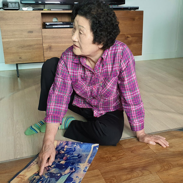 김길자 어머니가 아들의 주검 사진을 만지고 있다./조홍복 기자