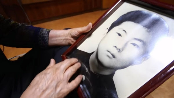 김길자 어머니가 아들의 사진을 어루만지고 있다./KBS