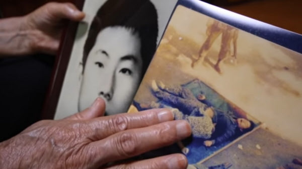 김길자 어머니가 아들의 주검 사진을 만지고 있다./KBS