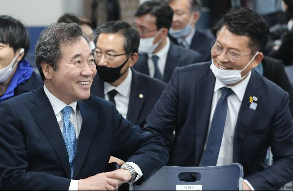 이낙연 전 국무총리(왼쪽)와 민주당 송영길 의원./조선닷컴DB