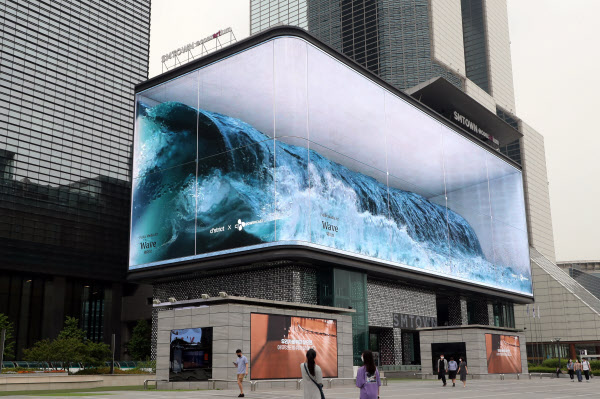 22일 서울 삼성동 코엑스광장 앞 전광판에서 거대한 파도가 몰아치고 있다. 'Wave'라 이름붙은 이 영상 작품은 특히 해외의 비상한 관심을 끌고 있다. /이진한 기자