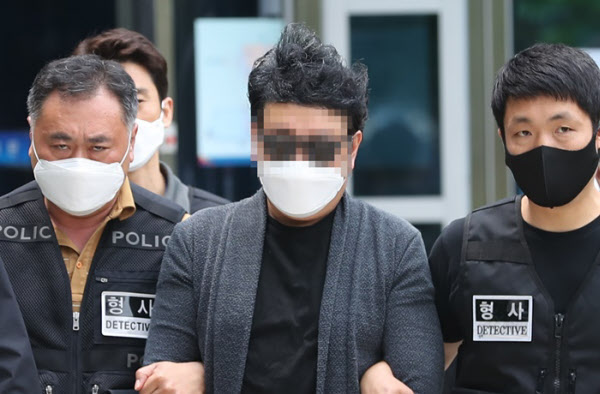 서울 강북구 아파트에서 근무하다 극단적 선택을 한 경비원을 폭행한 혐의를 받는 주민 심모씨가 22일 오전 구속 전 피의자 심문을 마친 후 서울북부지법을 나서고 있다. /연합뉴스