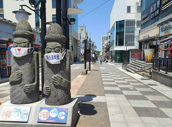 중국인 쇼핑 거리로 알려진 제주시 번화가 누웨모루 거리가 방문객 발길이 끊겨 썰렁하다./오재용 기자