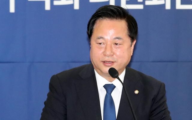 더불어민주당 김두관 당선자가 지난 12일 오전 서울 여의도 국회 의원회관에서 열린 포스트 코로나와 자치분권 대토론회 : 포스트 코로나와 자치분권의 과제에 참석해 인사말을 하고 있다. /뉴시스