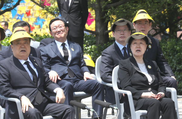 한명숙 전 국무총리(오른쪽)가 23일 오전 경남 김해시 진영읍 봉하마을에서 열린 노 무현 전 대통령 서거 11주기 추도식에서 노 전 대통령 생전 영상을 보고 있다./연합뉴스