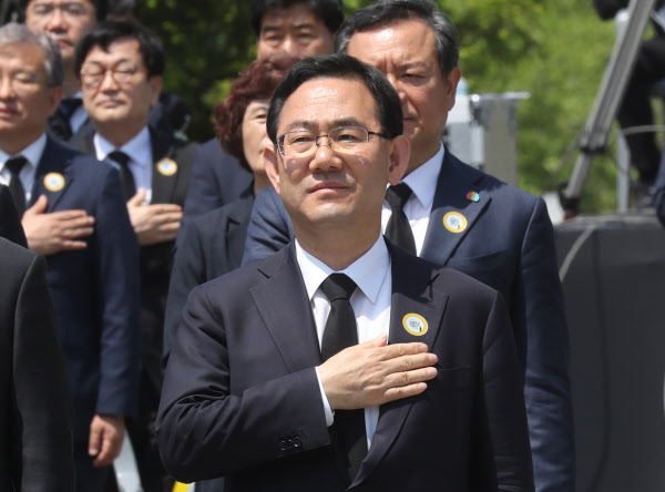 주호영 미래통합당 원내대표가 23일 오전 경남 김해시 진영읍 봉하마을에서 열린 노무현 전 대통령 서거 11주기 추도식에 참석해 국기에 경례하고 있다. /연합뉴스