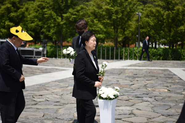 한명숙 전 국무총리가 23일 오전 경남 김해시 봉하마을에서 열린 고(故) 노무현 전 대통령 서거 11주기 추도식에서 헌화하고 있다. /연합뉴스
