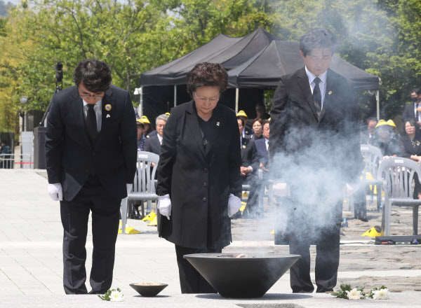 경남 김해시 봉하마을에서 23일 열린 노무현 전 대통령 서거 11주기 추도식에서 권양숙(가운데) 여사와 유시민 노무현재단 이사장, 노 전 대통령의 아들 노건호 씨가 참배를 하고 있다. /사진공동취재단