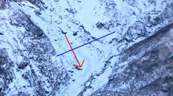네팔 히말라야 안나푸르나에서 산사태를 만나 실종된 한국인 교사 4명에 대한 수색 작업이 나흘째를 맞고 있다. 사진은 1월 20일 오전 헬기에서 바라본 사고 현장 모습. 파란색 선은 길. 붉은색 화살표는 눈사태. /연합뉴스