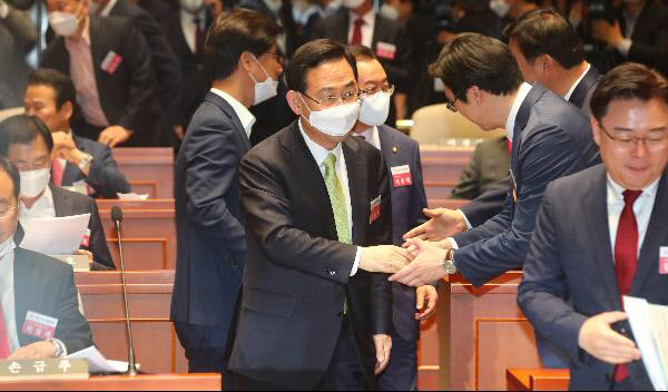 주호영 미래통합당 원내대표가 지난 21일 국회에서 열린 당선자 워크숍에 입장하며 참석자들과 인사하고 있다. /이덕훈 기자