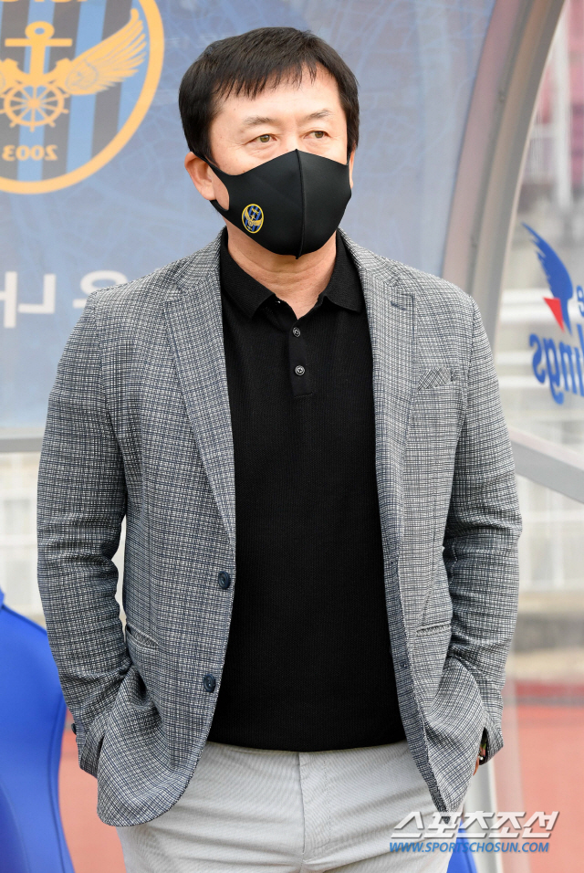 수원 삼성과 인천 유나이티드의 K리그1 2020 3라운드 경기가 23일 수원월드컵경기장에서 열렸다. 경기 전 인천 임완섭 감독이 그라운드를 바라보고 있다. 수원=허상욱 기자 wook@sportschosun.com/2020.05.23/
