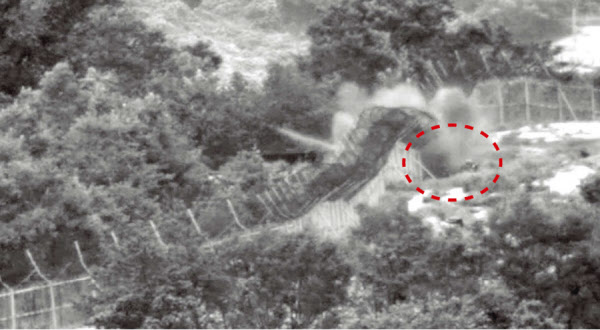 2015년 8월 4일 경기 파주 비무장지대(DMZ)에서 북한군이 설치한 지뢰가 폭발하는 장면을 열상감시장비(TOD)가 촬영한 사진. 2차 지뢰 폭발로 연기와 흙먼지가 하늘로 치솟은 상황에서 우리군 1사단 수색대원들이 움직이고 있다. (빨간 점선 안) /합동참모본부
