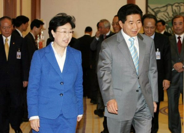 노무현 대통령이 2006년 4월 20일 청와대에서 신임 한명숙 국무총리에게 임명장을 수여하고 함께 환담장으로 가는 모습. /이덕훈 기자