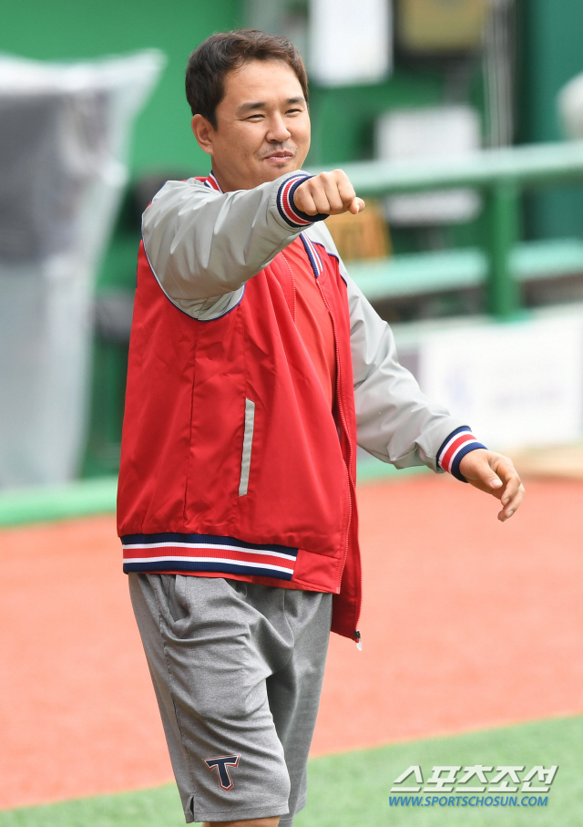 2020 KBO리그 KIA 타이거즈와 SK 와이번스의 경기가 24일 인천 SK행복드림구장에서 열린다. KIA 나주환이 SK 선수들과 인사를 나누고 있다. 인천=정재근 기자 cjg@sportschosun.com/2020.05.24/