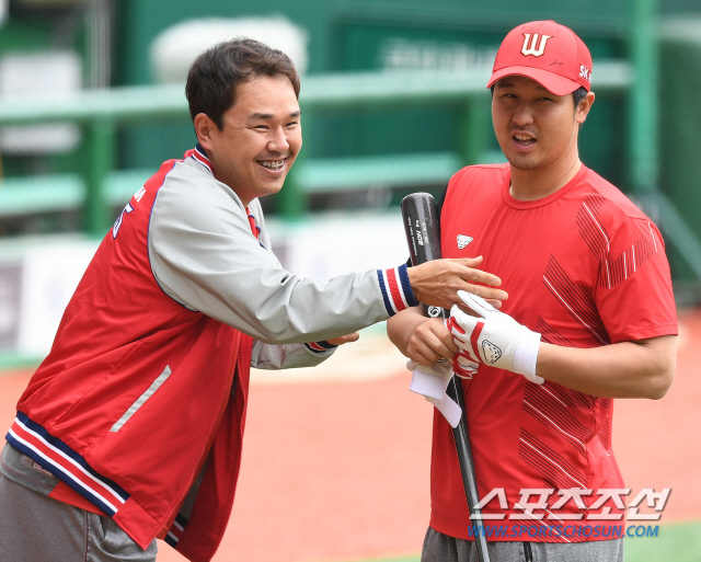 2020 KBO리그 KIA 타이거즈와 SK 와이번스의 경기가 24일 인천 SK행복드림구장에서 열린다. KIA 나주환이 SK 최정과 인사를 나누고 있다. 인천=정재근 기자 cjg@sportschosun.com/2020.05.24/