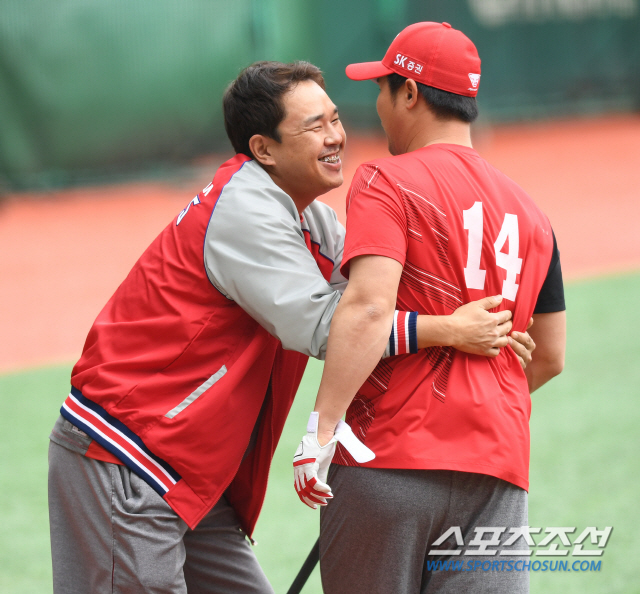 2020 KBO리그 KIA 타이거즈와 SK 와이번스의 경기가 24일 인천 SK행복드림구장에서 열린다. KIA 나주환이 SK 최정과 인사를 나누고 있다. 인천=정재근 기자 cjg@sportschosun.com/2020.05.24/