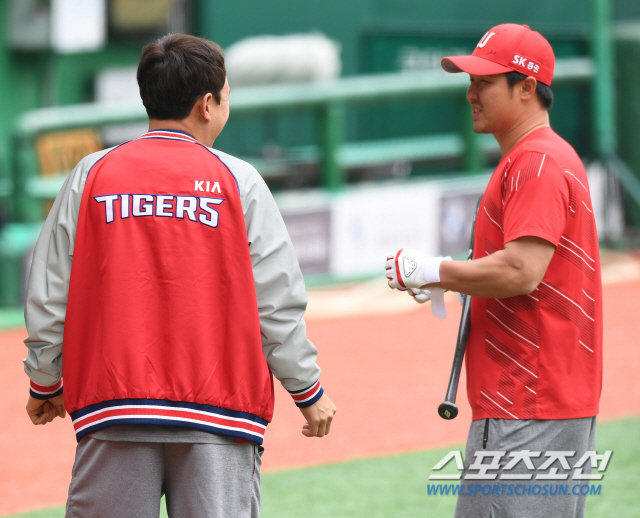 2020 KBO리그 KIA 타이거즈와 SK 와이번스의 경기가 24일 인천 SK행복드림구장에서 열린다. KIA 나주환이 SK 최정과 인사를 나누고 있다. 인천=정재근 기자 cjg@sportschosun.com/2020.05.24/