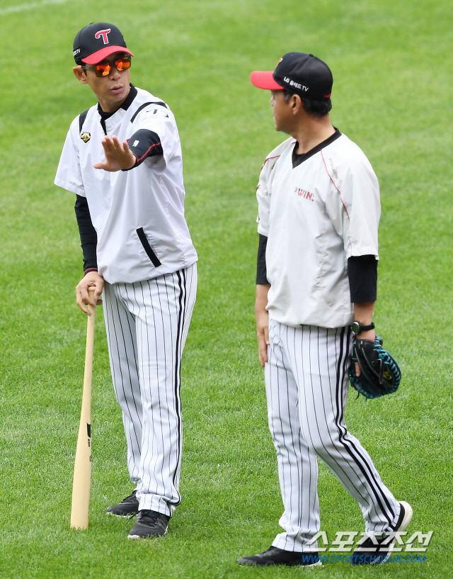 2020 KBO 리그 LG 트윈스와 KT 위즈의 경기가 24일 서울 잠실야구장에서 열린다. LG 김재걸, 세리자와 코치가 대화를 나누고 있다. 잠실=박재만 기자 pjm@sportschosun.com/2020.05.24/