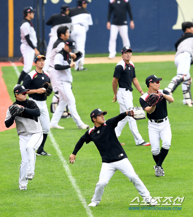 2020 KBO 리그 LG 트윈스와 KT 위즈의 경기가 24일 서울 잠실야구장에서 열린다. KT 선수들이 훈련에 임하고 있다. 잠실=박재만 기자 pjm@sportschosun.com/2020.05.24/