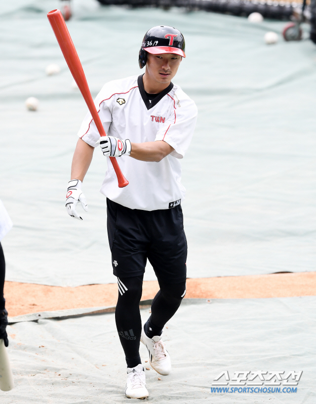 2020 KBO 리그 LG 트윈스와 KT 위즈의 경기가 24일 서울 잠실야구장에서 열린다. LG 신민재가 훈련에 임하고 있다. 잠실=박재만 기자 pjm@sportschosun.com/2020.05.24/