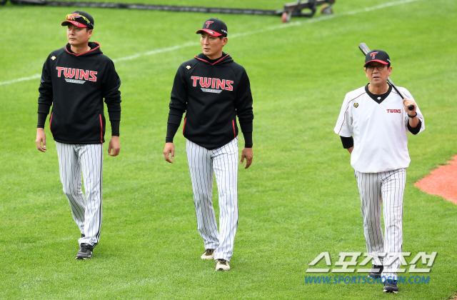 2020 KBO 리그 LG 트윈스와 KT 위즈의 경기가 24일 서울 잠실야구장에서 열린다. LG 가득염, 김현욱, 최일언 코치가 선수들을 바라보고 있다. 잠실=박재만 기자 pjm@sportschosun.com/2020.05.24/
