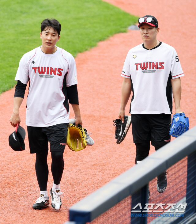 2020 KBO 리그 LG 트윈스와 KT 위즈의 경기가 24일 서울 잠실야구장에서 열린다. LG 최동환, 여건욱이 훈련을 마치고 더그아웃으로 향하고 있다. 잠실=박재만 기자 pjm@sportschosun.com/2020.05.24/