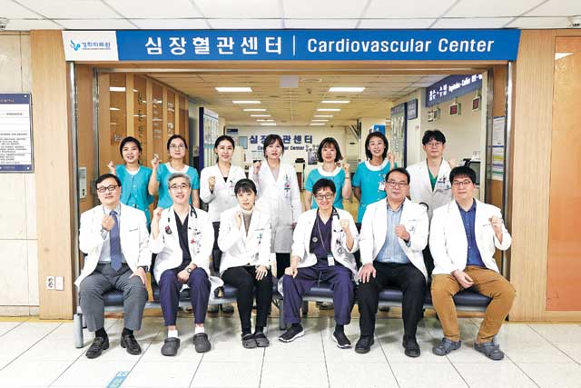 24시간 응급 진료 서비스를 제공하는 경희대학교병원 심장혈관센터 의료진.