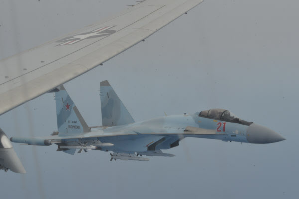 지난 26일(현지 시각) 러시아 전투기 Su-35 두 대가 미국 초계기 P-8A의 날개 쪽에 근접 비행한 순간./미 해군