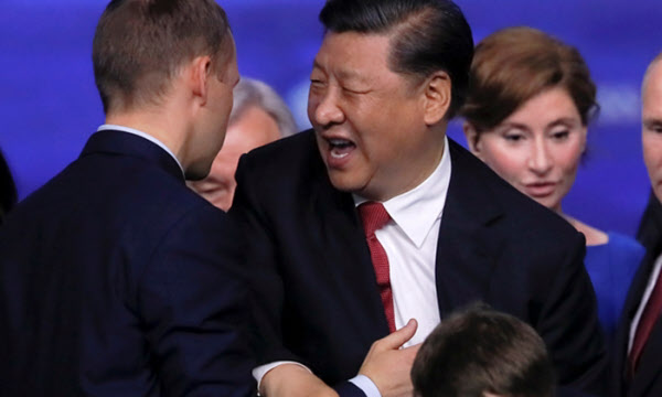 2019년 6월 7일 러시아 상트페테르부르크에서 열린 연례 국제경제포럼 총회에서 참석자들과 악수를 하던 시진핑 중국 국가주석이 연단 아래로 떨어지려고 하자 보안요원이 시 주석을 붙잡고 있다./로이터 연합뉴스