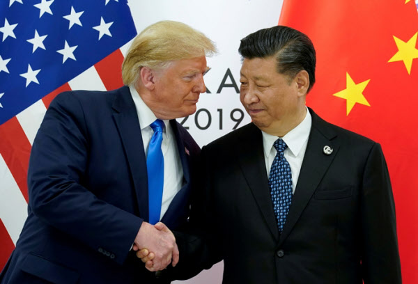일본 오사카에서 열리는 G20 정상회의에서 2019년 12월 23 도널드 트럼프 미국 대통령(왼쪽)과 시진핑 중국 국가주석이 악수하고 있다./로이터 연합뉴스