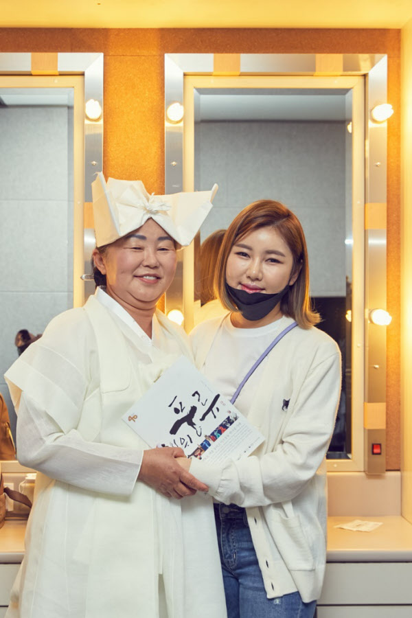 '쉘위풍류' 공연이 끝난 뒤 분장실에서 송순단 명인(왼쪽)과 송가인 모녀가 웃고 있다. /한국문화재재단