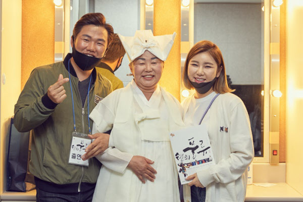 송순단 명인(가운데)와 가수 송가인, 왼쪽은 송 명인의 아들 조성재씨. 아쟁 연주자인 조씨도 이날 어머니와 함께 무대에 올랐다. /한국문화재재단