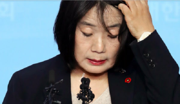 유미향 더불어민주당 당선자가 지난달 20일 국회에서 기자회견을 하고 있다/조선일보