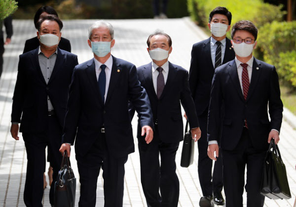 오거돈 전 부산시장이 2일 오전 부산 연제구 부산지방법원에서 구속 전 피의자 심문(영장실질심사)에 출석하고 있다./ 연합뉴스