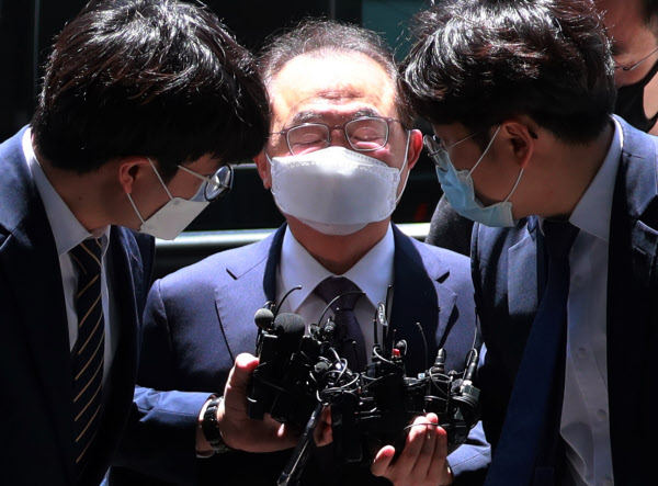 부하 여직원 강제추행 혐의를 받고 있는 오거돈 전 부산시장(사진 가운데)이 2일 영장실질심사를 마친 뒤 취재진들의 질문을 받고 있다. /연합뉴스