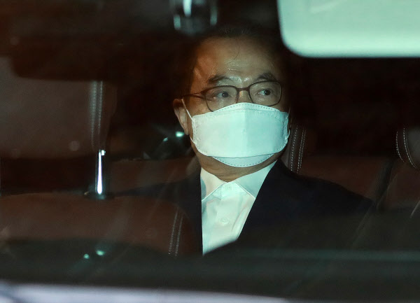 부하 여직원에 대한 강제추행 혐의를 받고있는 오거돈 전 부산시장이 2일 오후 구속영장이 기각된 뒤 부산 동래경찰서 유치장을 나와 귀가 차량에 탑승해 있다. /연합뉴스