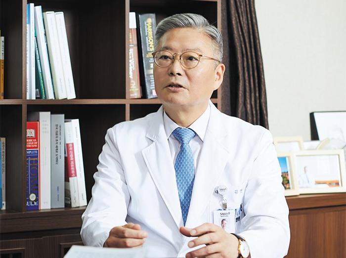 김연수 서울대병원장이 2일 원격 모니터링을 우선 도입할 것과 원격진료에 대한 본격적인 논의의 장을 열 것을 주장하고 있다.