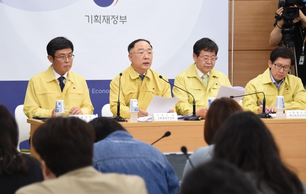 홍남기 부총리 겸 기획재정부 장관이 5월 29일 정부세종청사에서 2020년 제3회 추경 예산안과 관련 사전브리핑을 하고 있다. 왼쪽부터 안도걸 예산실장, 홍남기 부총리, 안일환 차관, 최상대 예산총괄심의관. /기재부 제공