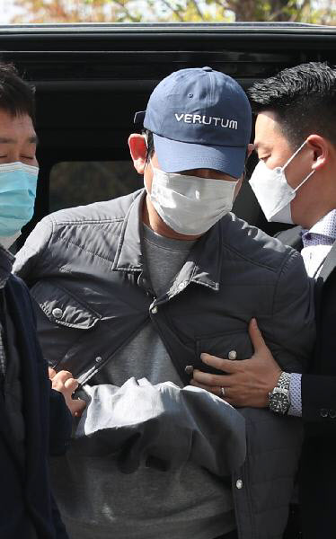 2020년 4월 24일, 1조6천억원대 피해액이 발생한 라임자산운용 사태의 전주(錢主)이자 정관계 로비의 핵심인물로 23일 검거된 김봉현 전 스타모빌리티 회장이 수원 경기남부지방경찰청으로 이송되고 있다.