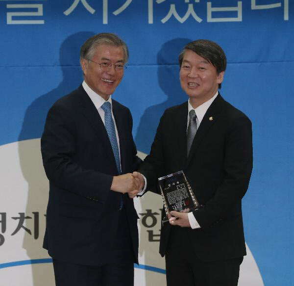2015년 3월 26일 오후 국회 의원회관 제1소회의실에서 열린 새정치민주연합 출범 1주년 기념식에서 문재인 대표가 안철수 전 대표에게 감사패를 수여하고 있다./전기병 기자