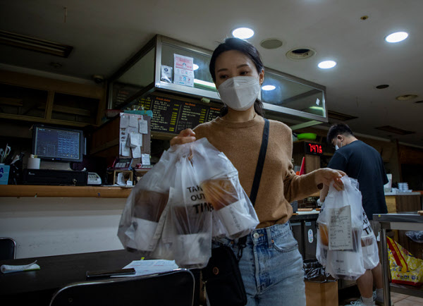 배우 정겨운씨가 서울 동대문의 한 의류도매상가에서 커피배달을 하고 있다/ 조인원 기자