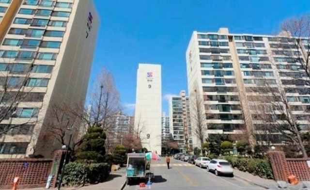 서울 강남구 대치동 대치쌍용2차 전경. 이곳은 재건축초과이익환수제 부담으로 재건축 사업을 잠정 중단했다가 2019년 재개 움직임을 보였다. /다음 로드뷰 캡처