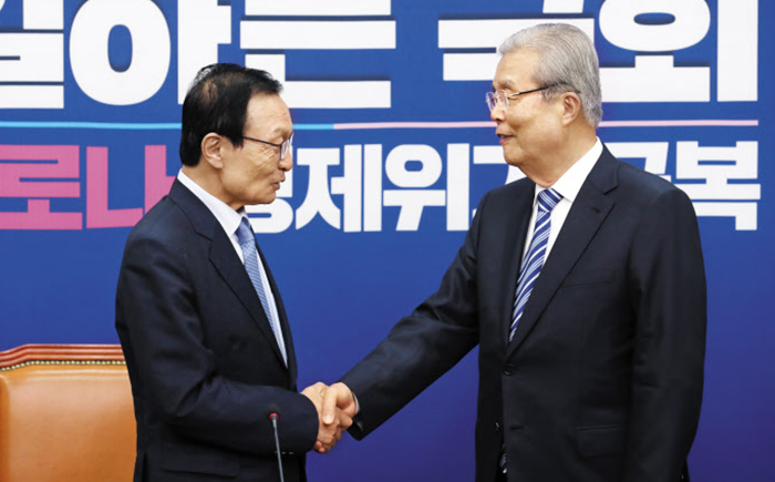 이해찬·김종인 상견례 미래통합당 김종인(오른쪽) 비상대책위원장이 3일 국회에서 더불어민주당 이해찬 대표를 만나 악수하고 있다. 김 위원장은 이날 취임 인사차 이 대표를 찾았다. 이 대표와 김 위원장은 덕담과 함께 원 구성 협상 등을 놓고 뼈 있는 말을 주고 받았다.