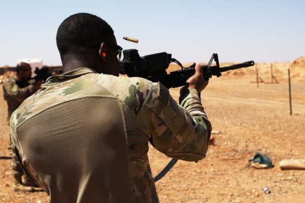 한 군인이 스마트 조준경을 이용해 시리아에서 사격 훈련하고 있다/미 국방부
