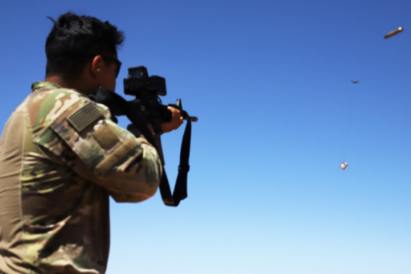 한 군인이 시리아에서 스마트 조준경을 이용해 드론을 격추하는 훈련을 하고 있다 /미 국방부 제공
